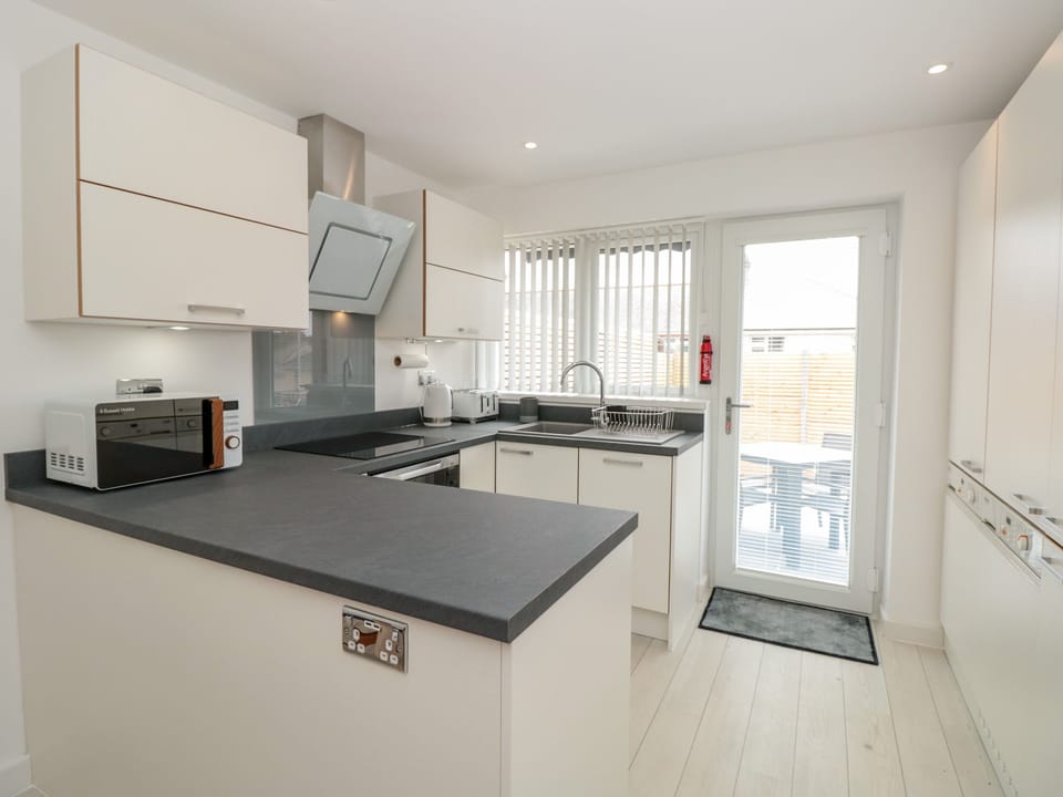 Cottage | Private kitchen | Fridge, dishwasher, cookware/dishes/utensils