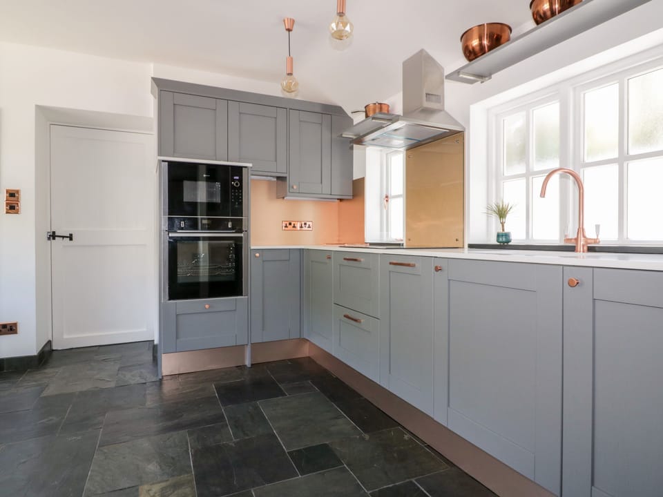 Cottage | Private kitchen | Fridge, microwave, dishwasher, electric kettle