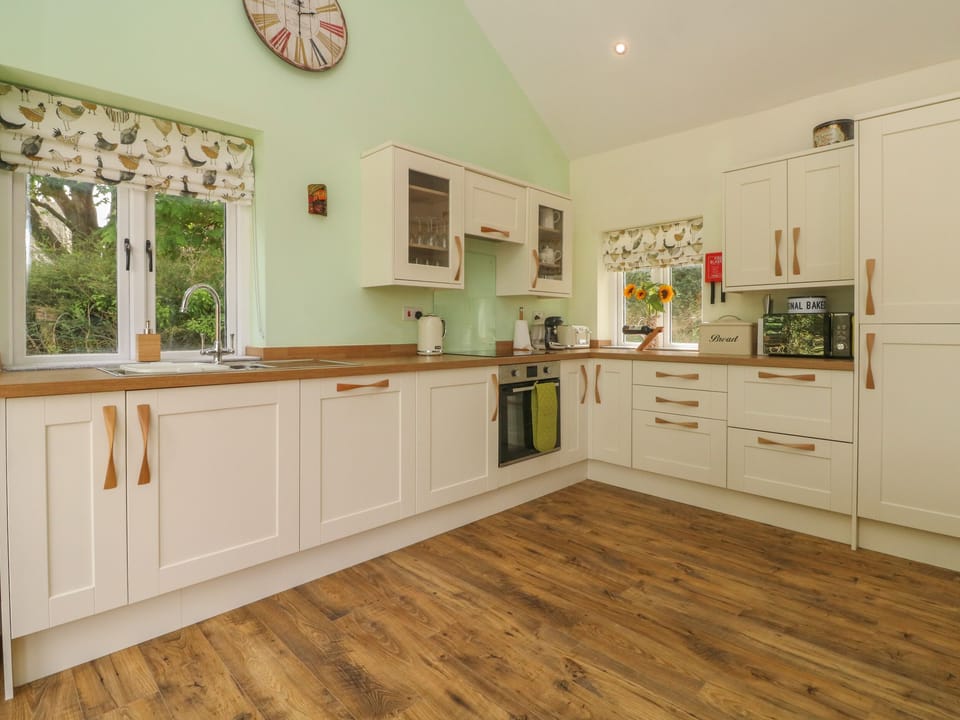 Cottage | Private kitchen | Fridge, microwave, dishwasher, toaster