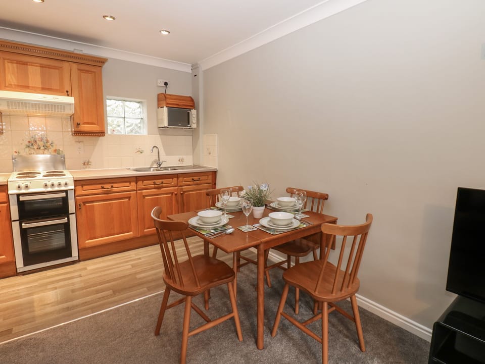 Cottage | Dining