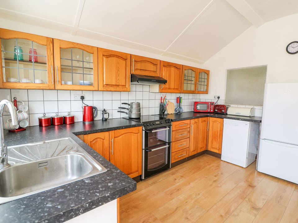 Cottage | Private kitchen | Fridge, microwave, dishwasher, electric kettle