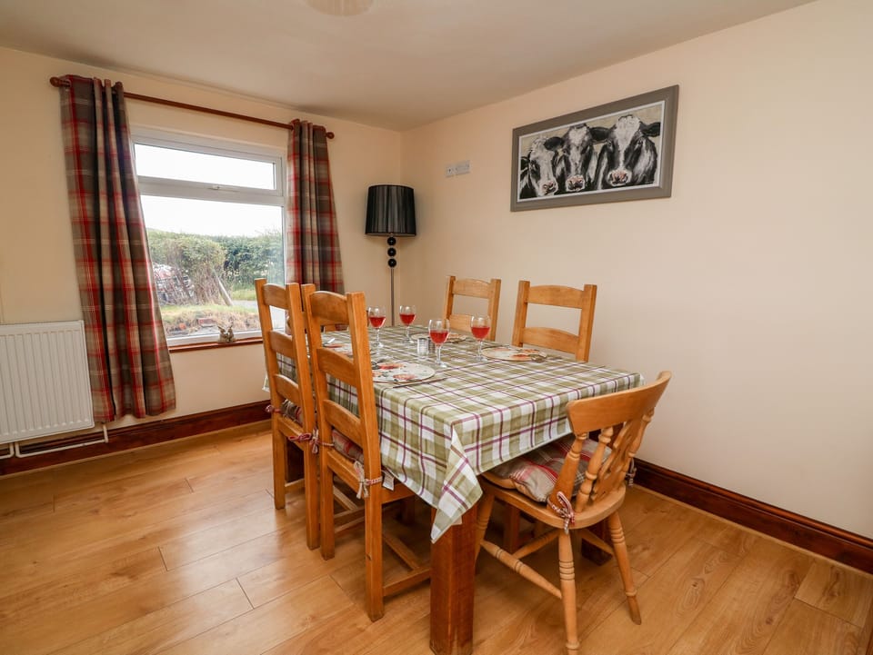 Cottage | Private kitchen | Fridge, microwave, dishwasher, electric kettle