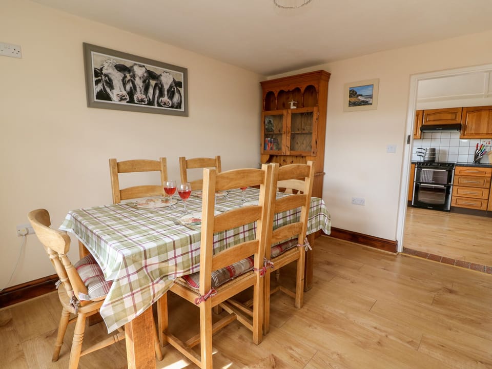 Cottage | Private kitchen | Fridge, microwave, dishwasher, electric kettle