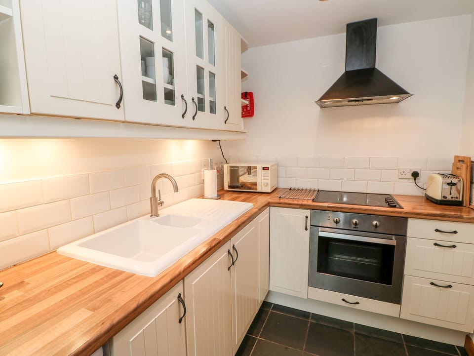 Cottage | Private kitchen | Fridge, electric kettle, toaster, cookware/dishes/utensils