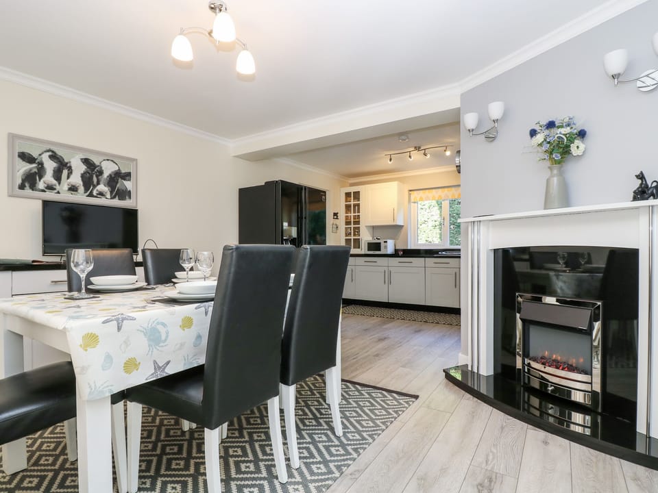 Cottage | Dining