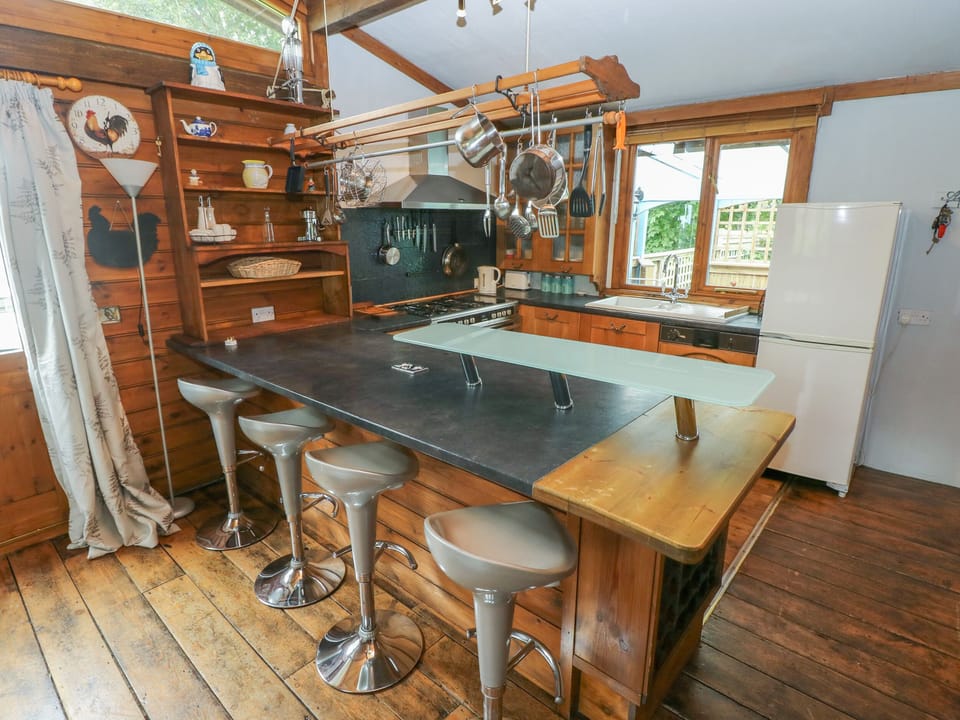 Cottage | Private kitchen | Fridge, electric kettle, toaster, cookware/dishes/utensils