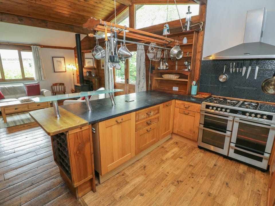 Cottage | Private kitchen | Fridge, electric kettle, toaster, cookware/dishes/utensils
