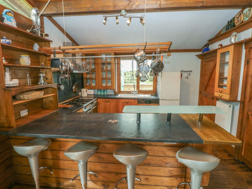 Cottage | Private kitchen | Fridge, electric kettle, toaster, cookware/dishes/utensils