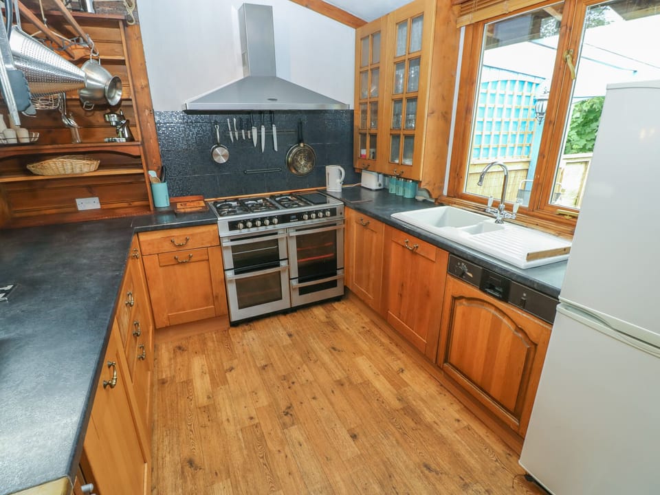 Cottage | Private kitchen | Fridge, electric kettle, toaster, cookware/dishes/utensils