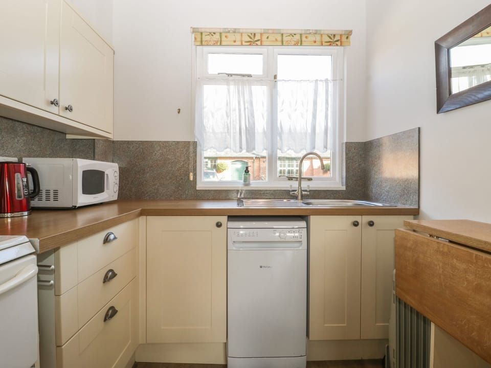Cottage | Private kitchen | Fridge, dishwasher, cookware/dishes/utensils