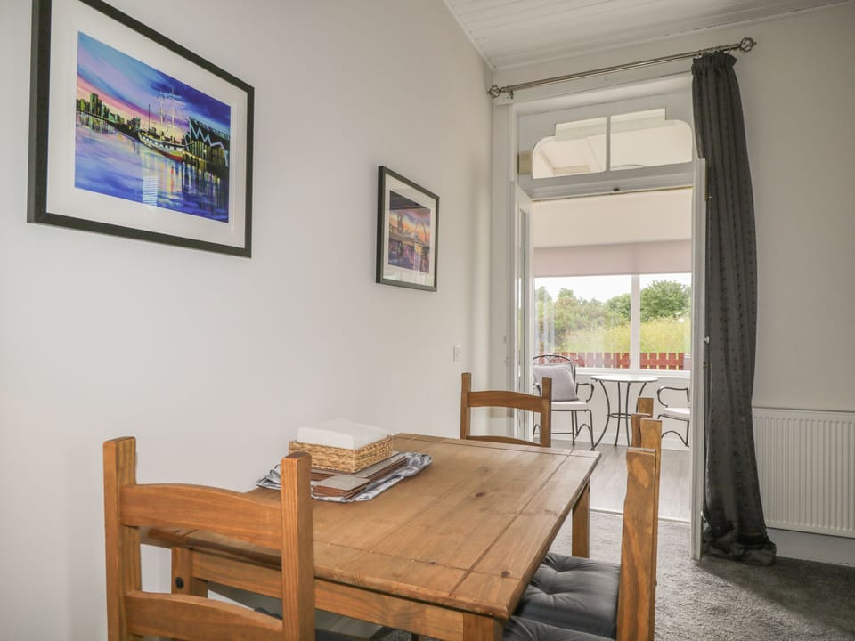 Cottage | Private kitchen | Fridge, electric kettle, toaster, cookware/dishes/utensils