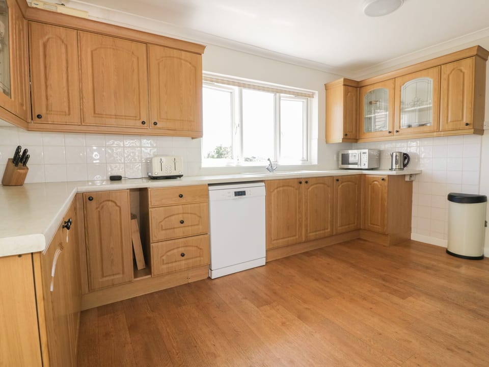 Cottage | Private kitchen | Fridge, microwave, dishwasher, electric kettle