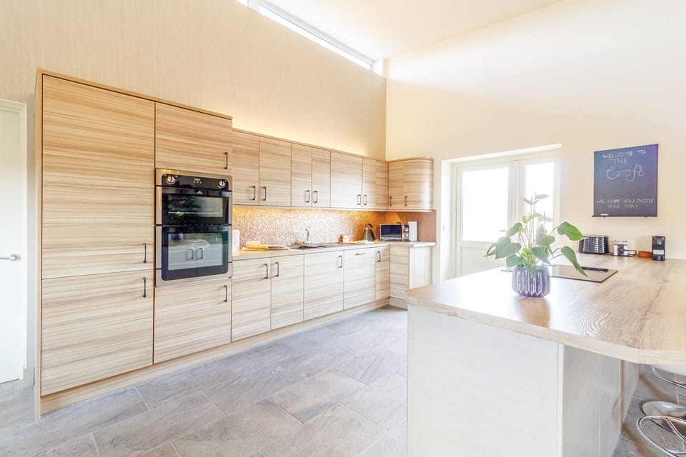 Cottage | Private kitchen | Fridge, electric kettle, toaster, cookware/dishes/utensils