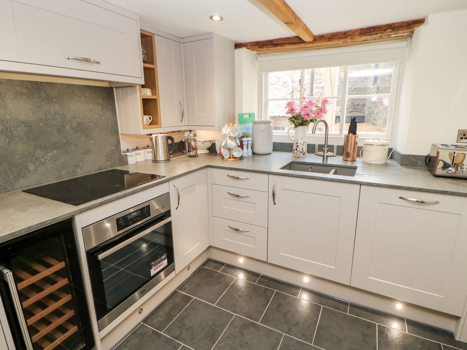 Cottage | Private kitchen | Fridge, microwave, dishwasher, electric kettle