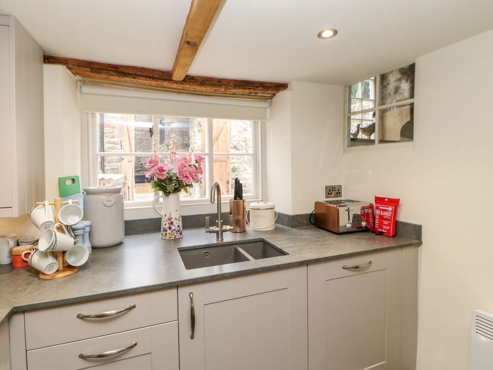 Cottage | Private kitchen | Fridge, microwave, dishwasher, electric kettle