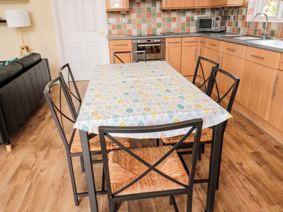 Cottage | Dining