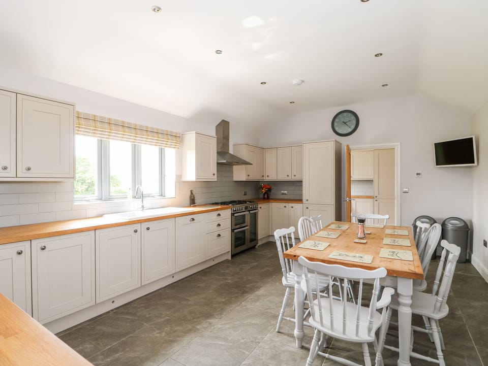 Cottage | Private kitchen | Fridge, microwave, dishwasher, electric kettle