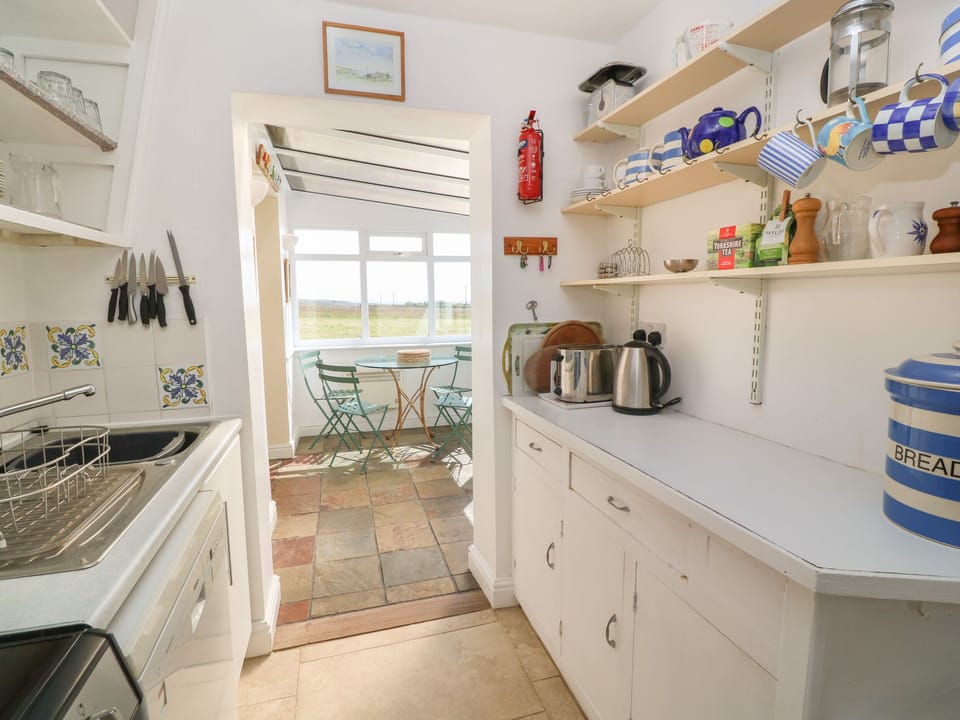Cottage | Private kitchen | Fridge, dishwasher, cookware/dishes/utensils