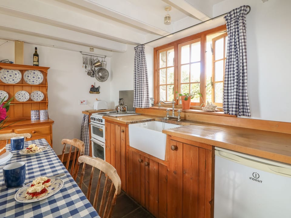 Cottage | Private kitchen | Fridge, microwave, dishwasher, electric kettle