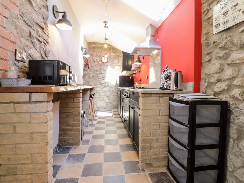 Cottage | Private kitchen | Fridge, microwave, dishwasher, cookware/dishes/utensils