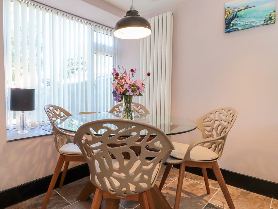 Cottage | Private kitchen | Fridge, microwave, dishwasher, cookware/dishes/utensils