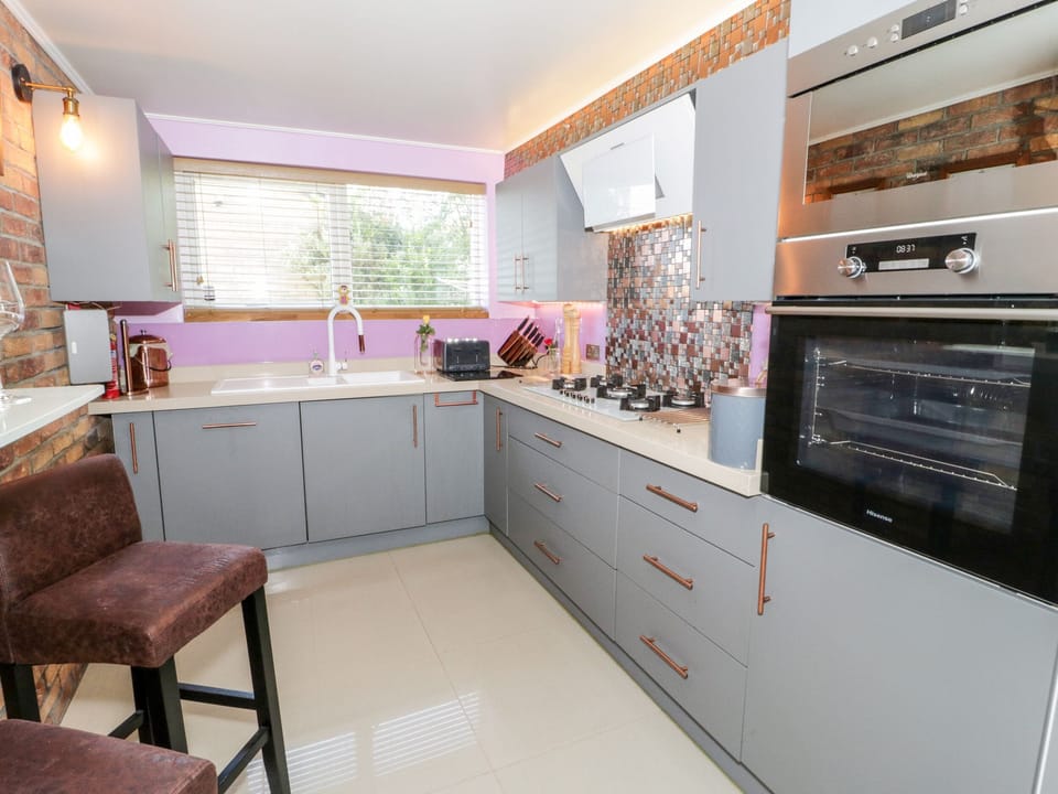 Cottage | Private kitchen | Fridge, microwave, dishwasher, electric kettle