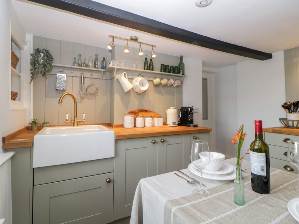 Cottage | Private kitchen | Fridge, microwave, dishwasher, electric kettle
