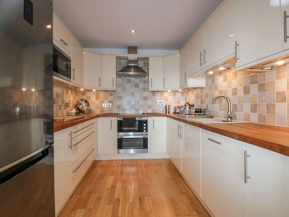 Cottage | Private kitchen | Fridge, microwave, dishwasher, electric kettle