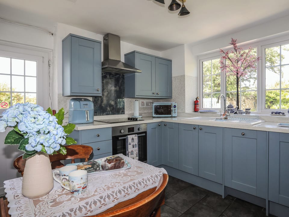 Cottage | Private kitchen | Fridge, dishwasher, electric kettle, toaster