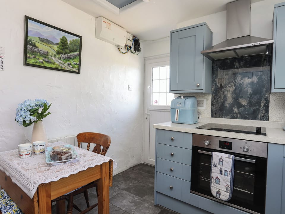 Cottage | Private kitchen | Fridge, microwave, dishwasher, electric kettle