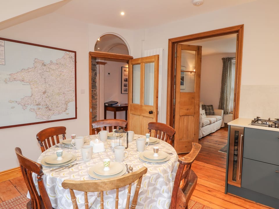 Cottage | Dining