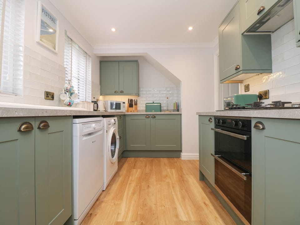 Cottage | Private kitchen | Fridge, microwave, dishwasher, electric kettle
