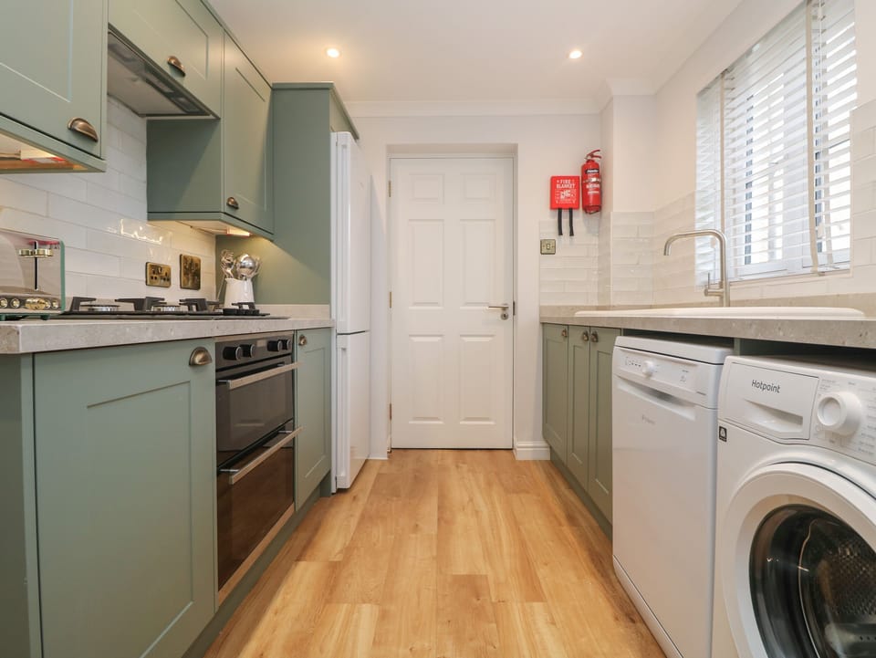 Cottage | Private kitchen | Fridge, microwave, dishwasher, electric kettle