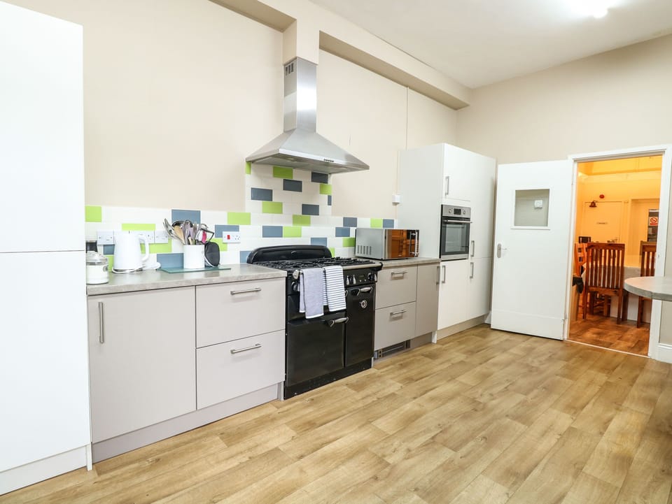 Cottage | Private kitchen | Fridge, microwave, electric kettle, toaster