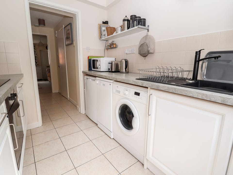 Cottage | Private kitchen | Fridge, microwave, dishwasher, electric kettle