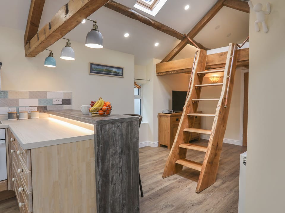 Cottage | Private kitchen | Fridge, electric kettle, toaster, cookware/dishes/utensils
