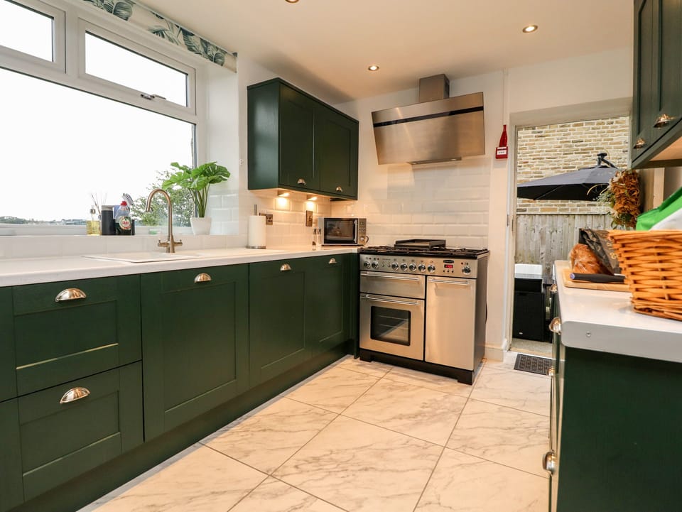 Cottage | Private kitchen | Fridge, microwave, dishwasher, electric kettle