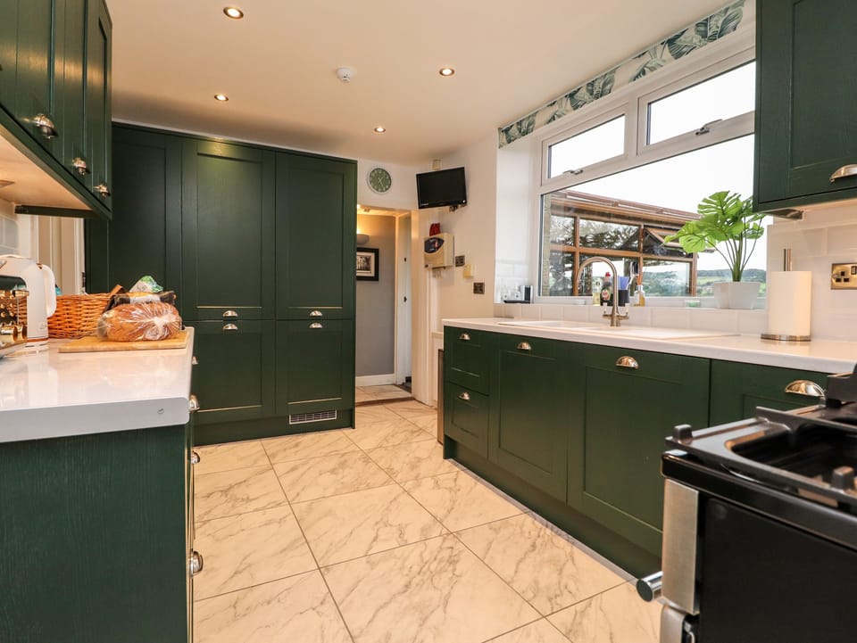 Cottage | Private kitchen | Fridge, microwave, dishwasher, electric kettle
