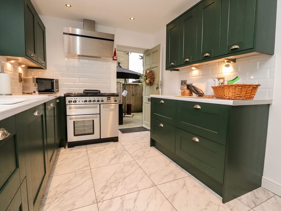 Cottage | Private kitchen | Fridge, microwave, dishwasher, electric kettle