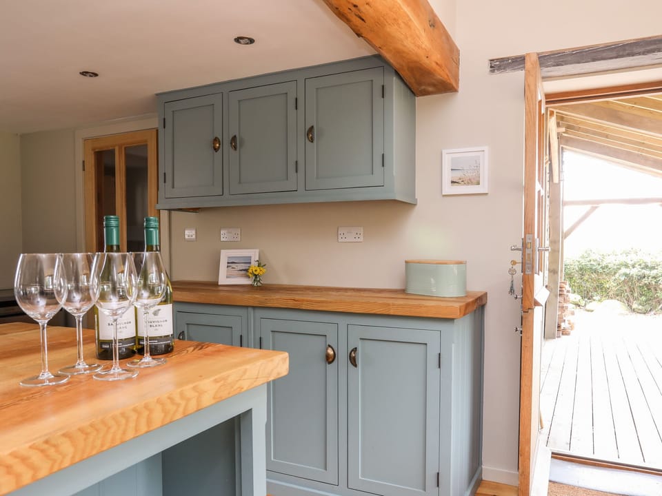 Cottage | Private kitchen | Fridge, microwave, dishwasher, electric kettle