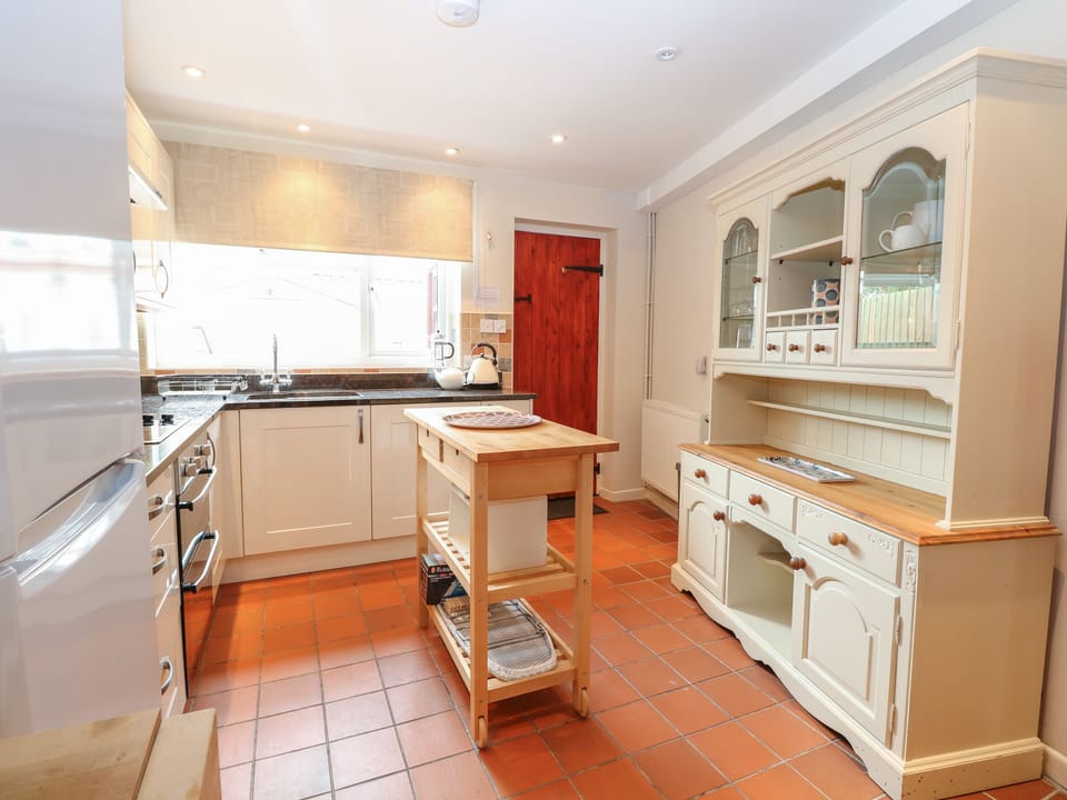 Cottage | Private kitchen | Fridge, microwave, dishwasher, cookware/dishes/utensils