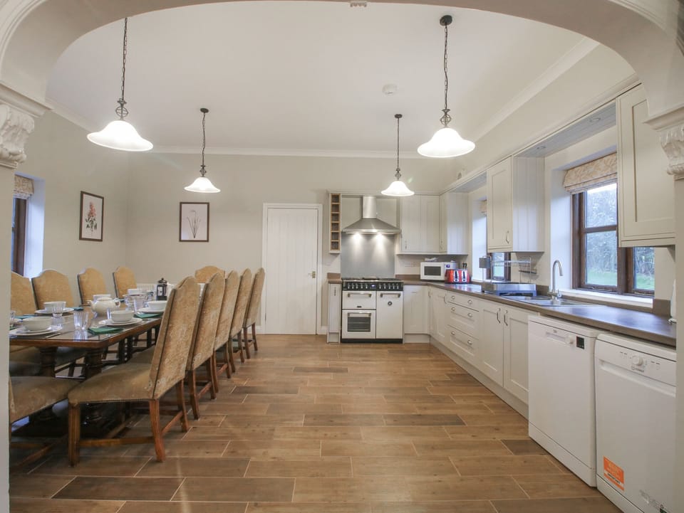 Cottage | Private kitchen | Fridge, microwave, dishwasher, cookware/dishes/utensils