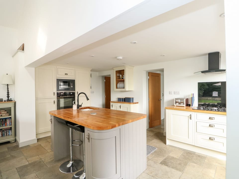 Cottage | Private kitchen | Fridge, microwave, dishwasher, electric kettle