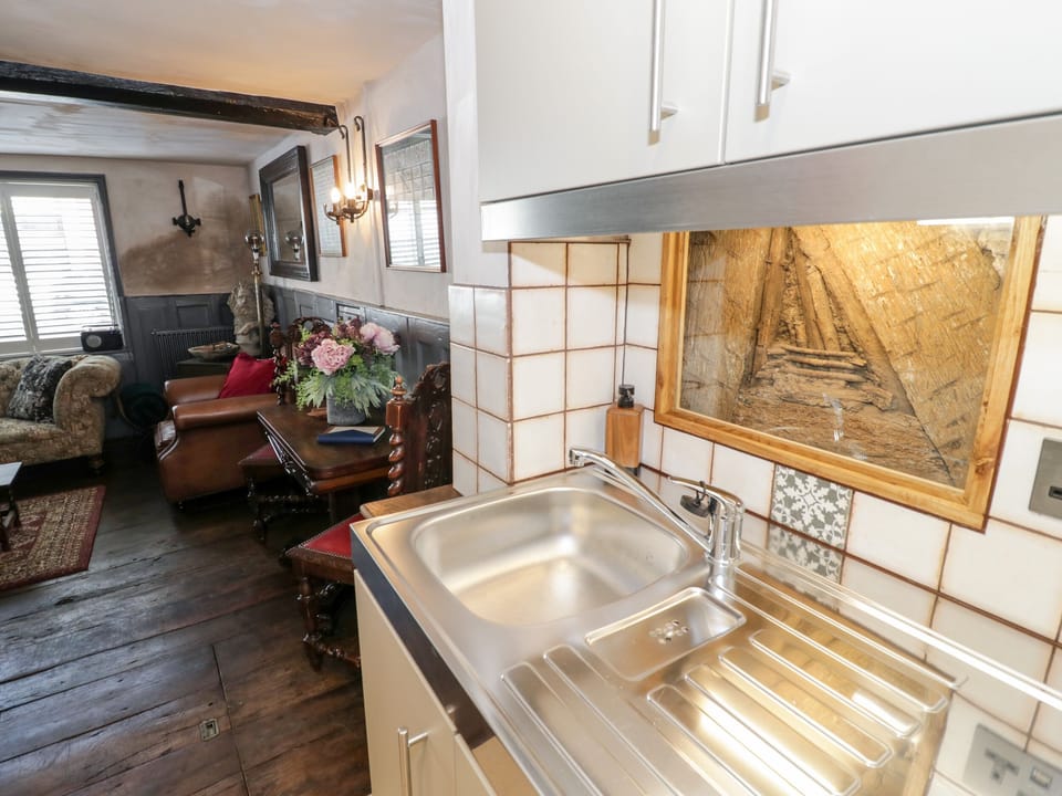 Cottage | Private kitchen | Fridge, electric kettle, toaster, cookware/dishes/utensils
