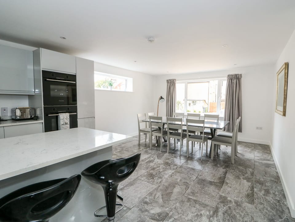 Cottage | Private kitchen | Fridge, microwave, dishwasher, electric kettle