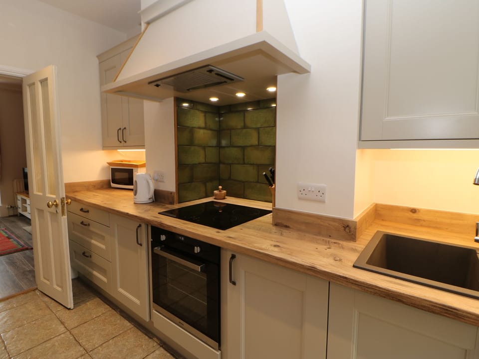 Cottage | Private kitchen | Fridge, microwave, dishwasher, electric kettle