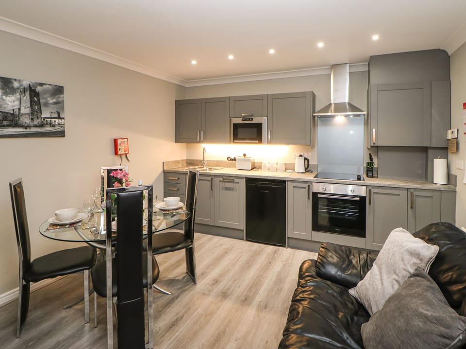 Cottage | Private kitchen | Fridge, microwave, electric kettle, toaster