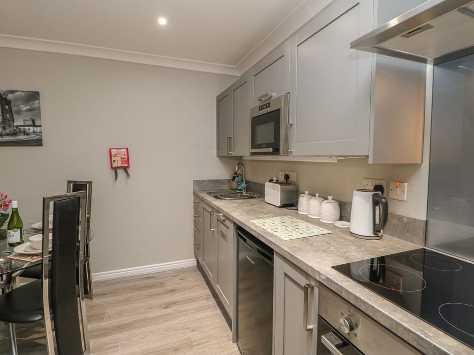 Cottage | Private kitchen | Fridge, microwave, electric kettle, toaster
