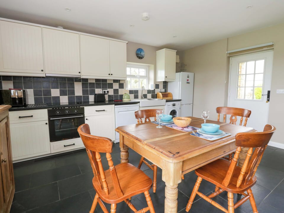 Cottage | Private kitchen | Fridge, microwave, dishwasher, electric kettle
