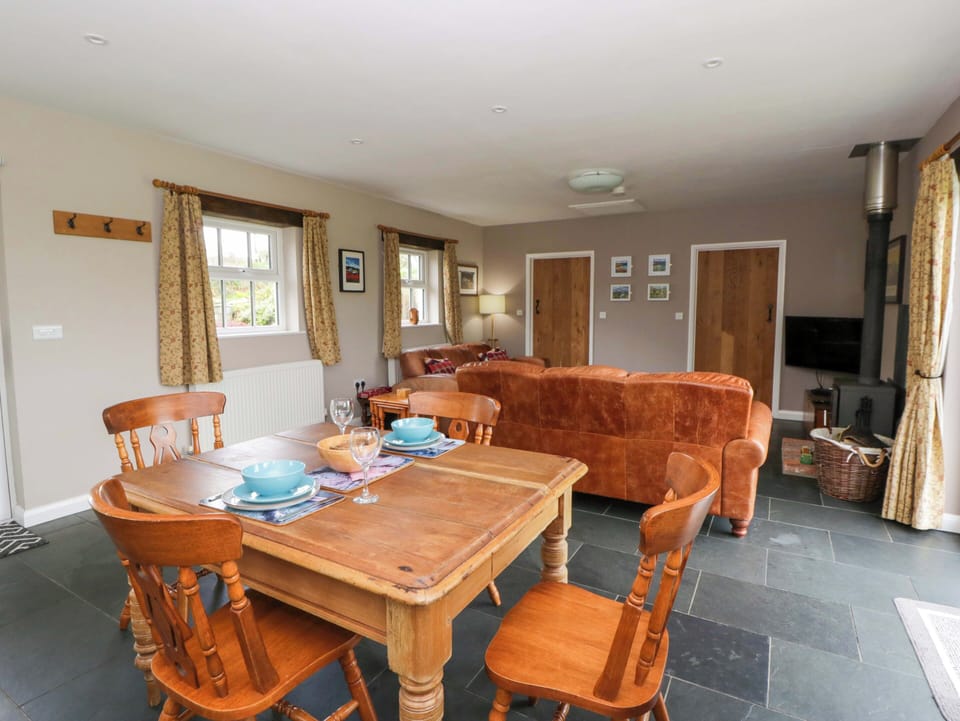 Cottage | Dining